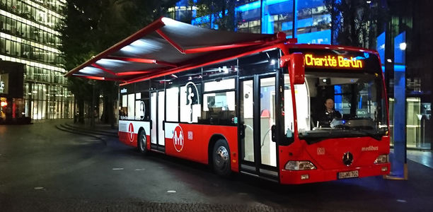 Bild zu Gegen Impflücken - Rollende Arztpraxis auf Schulhöfen