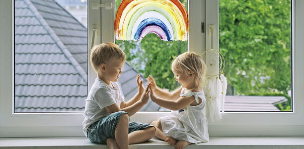 Bild zu Editorial - Kinder in der Pandemie: Können sie von der Erwachsenen-Impfung profitieren?