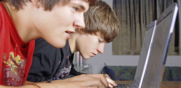 Bild zu Internetabhängigkeit - Wer zu lange „online“ ist, schläft schlecht und ist oft müde