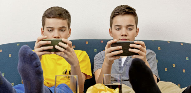 Bild zu DAK-Studie - Zahl der Kinder mit extrem hohen Medienkonsum seit 2019 verdoppelt