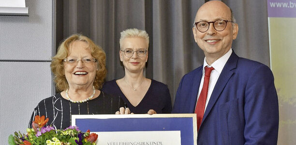 Bild zu Verleihung der Johann-Peter-Frank-Medaille 2023  - Würdigung der Kinder- und Jugendgesundheitsdienste