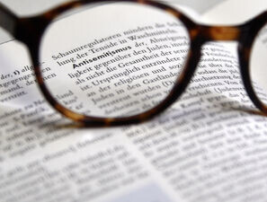 Bild zu Praxiskolumne - Antisemitismus – aktuelles Trauma