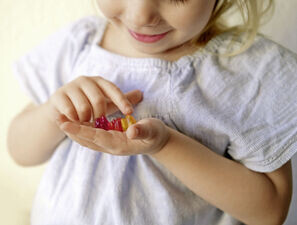 Bild zu Melatonin-Gummibärchen - Keine hormonhaltigen Einschlaf-Süßigkeiten für Kinder