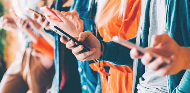 Bild zu DAK-Studie - Social-Media-Sucht seit 2019 fast verdoppelt 