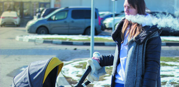 Bild zu Studie - E-Zigaretten-Konsum von Eltern schlägt sich auf kindliche Haut nieder