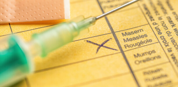 Bild zu Gerichtsentscheid - Nachweispflicht für Masernimpfung bei Schulkindern