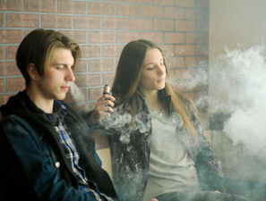 Bild zu Rauchende Jugendliche - Tabak- und Vapingprodukte auf dem Vormarsch