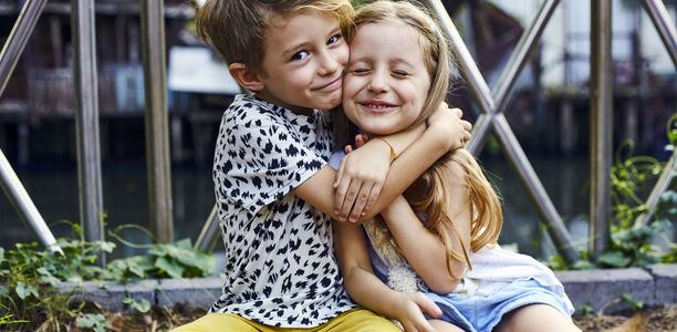 Bild zu Bruder oder Schwester eines chronisch kranken Kindes - Geschwister brauchen eine Stimme