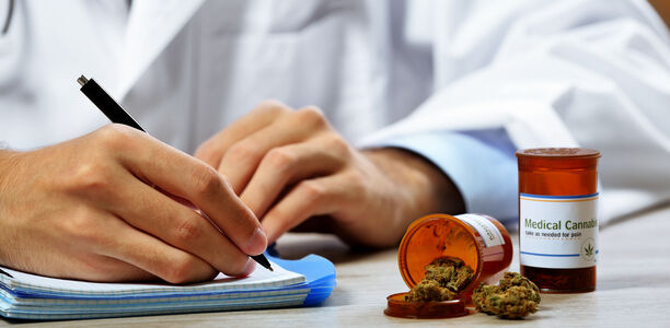 Bild zu Risiko-Nutzen-Abwägung - Medizinisches Cannabis kann bei Kindern schwerwiegende Nebenwirkungen verursachen