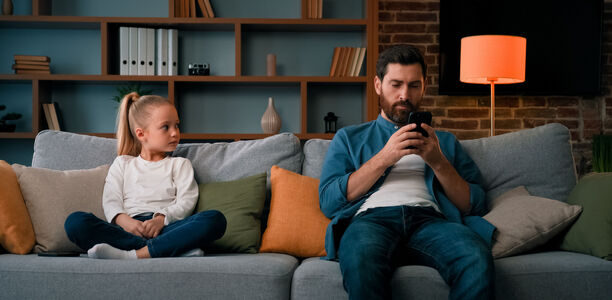 Bild zu Digitale Mediennutzung von Eltern  - Welche Folgen hat das für Kinder?