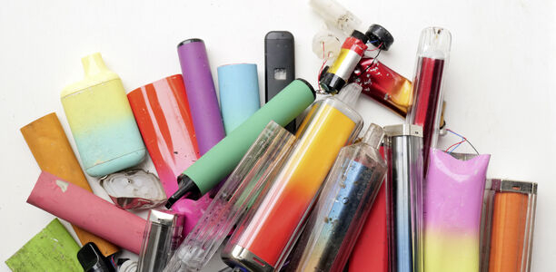 Bild zu Nikotinabhängigkeit verhindern - Ärzte wollen Einweg-E-Zigaretten den Garaus machen