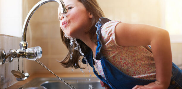 Bild zu 5 Fragen aus der Praxis - Trinken: Was ist bei Kindern wichtig?