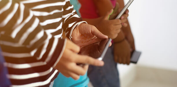 Bild zu Internetnutzungsstörungen - Hilfreiche S1-Leitlinie für Pädiater