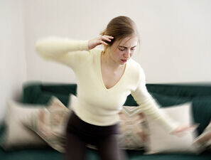 Bild zu Der diagnostische Blick - 17-jährige Patientin mit Gangataxie und Fußheberschwäche