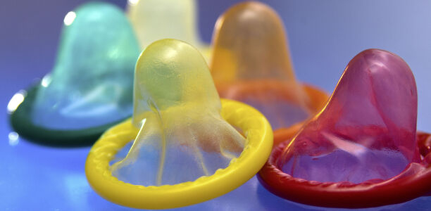 Bild zu Daten zur Jugendsexualität - Jugendliche werden später sexuell aktiv