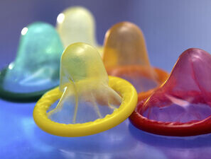 Bild zu Daten zur Jugendsexualität - Jugendliche werden später sexuell aktiv